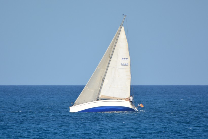 点击大图看下一张：海面航行的帆船图片