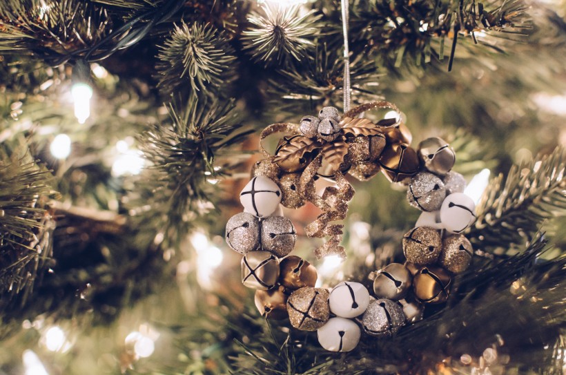 点击大图看下一张：圣诞树上的装饰图片