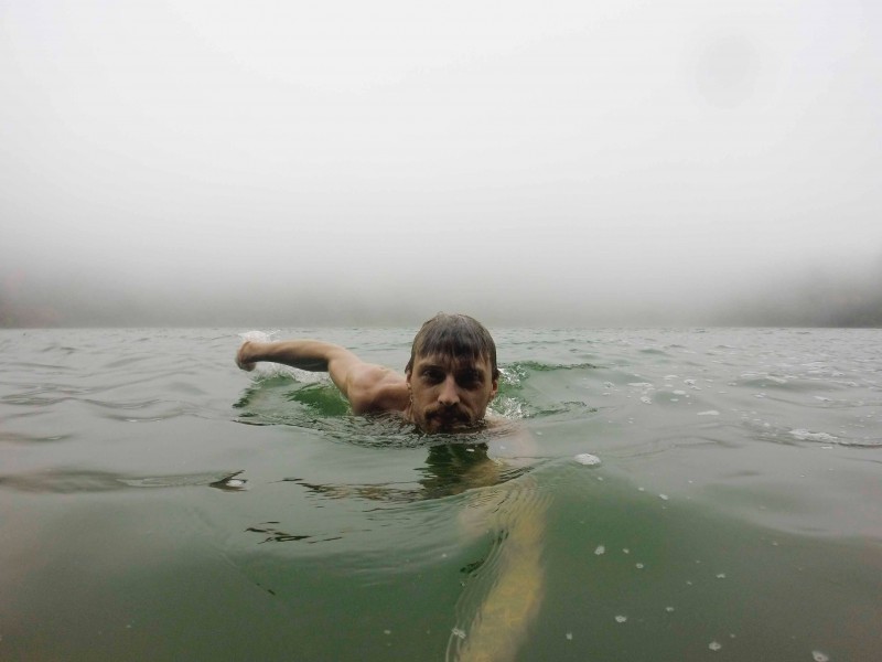 点击大图看下一张：在水里游泳的人图片