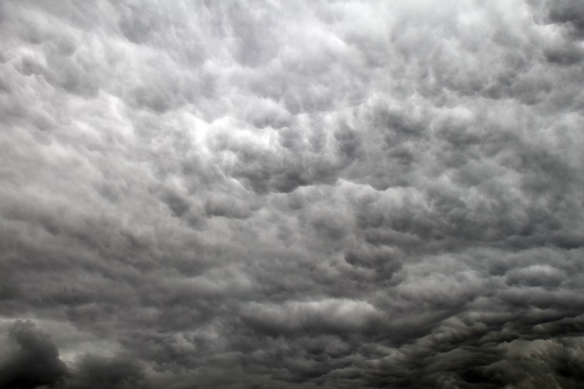 点击大图看下一张：天空中的乌云图片