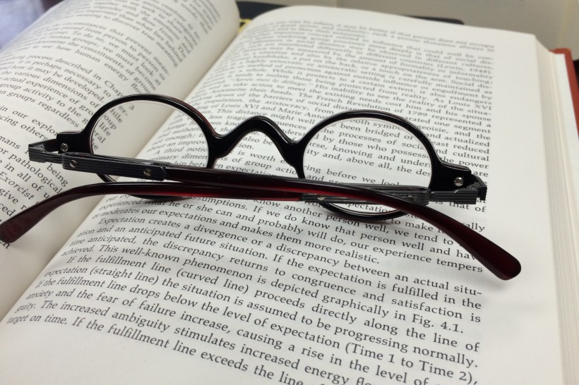 点击大图看下一张：摆在书本上的眼镜图片