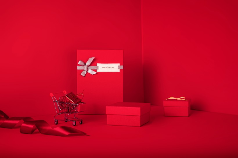 点击大图看下一张：喜庆的红色礼品盒图片