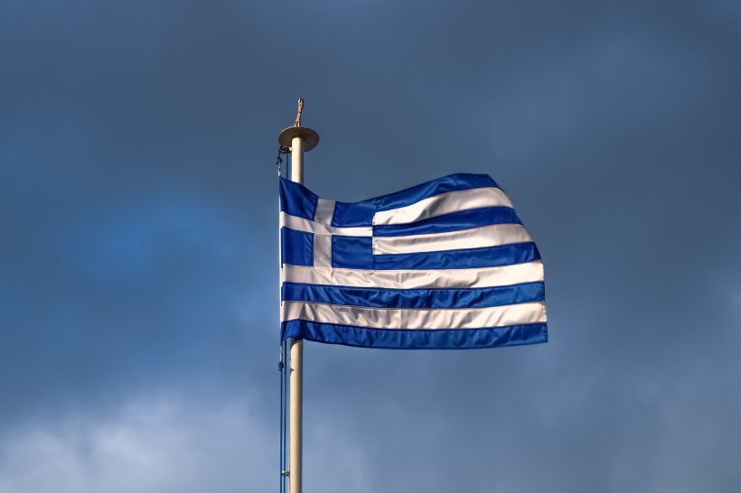 点击大图看下一张：随风摆动的希腊国旗图片