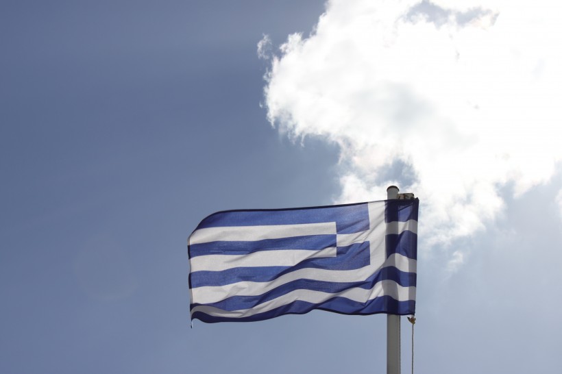 点击大图看下一张：随风摆动的希腊国旗图片