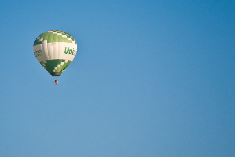 点击大图看下一张：一个空中飘荡的热气球图片