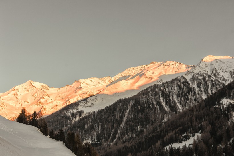 点击大图看下一张：美丽的山区雪景图片