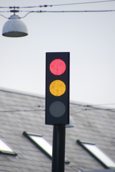 点击大图看下一张：道路上的红绿灯图片