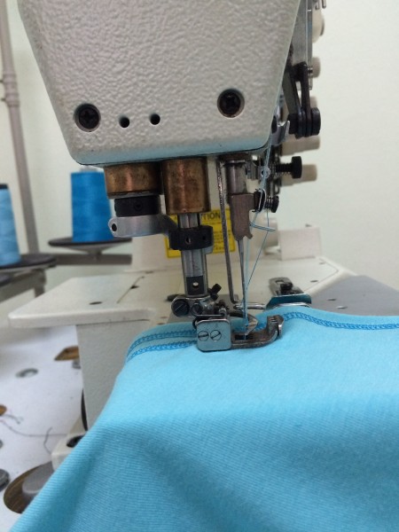 点击大图看下一张：正在工作的缝纫机图片