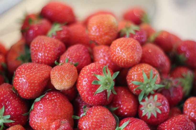 点击大图看下一张：颜色鲜红的草莓图片