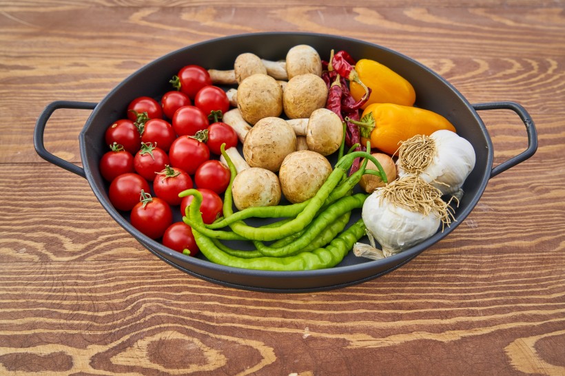点击大图看下一张：锅里的新鲜蔬菜图片