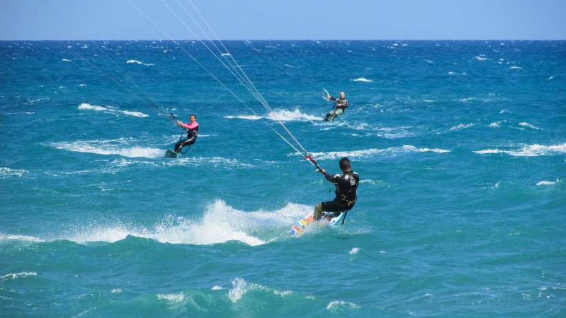 点击大图看下一张：有趣的风筝冲浪图片