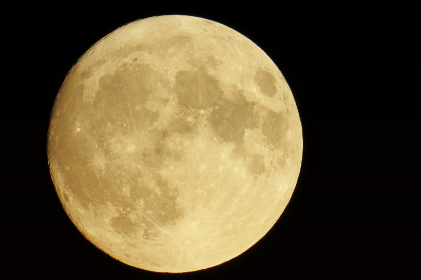 点击大图看下一张：夜空中的月亮图片