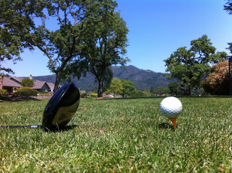点击大图看下一张：小小的白色高尔夫球图片