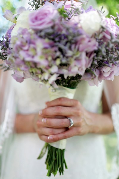点击大图看下一张：新娘拿着鲜花的图片