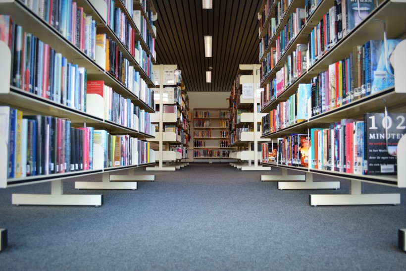 点击大图看下一张：整洁安静的图书馆图片