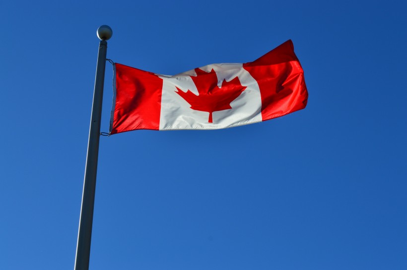 点击大图看下一张：飘扬的加拿大国旗图片