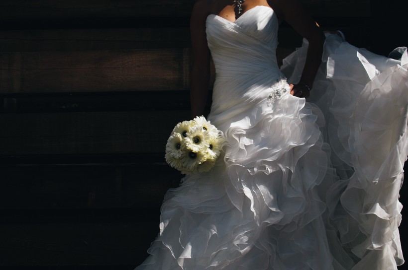 点击大图看下一张：新娘拿着鲜花的图片