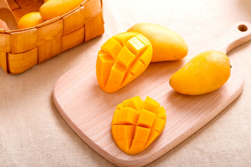 点击大图看下一张：新鲜好吃的芒果图片