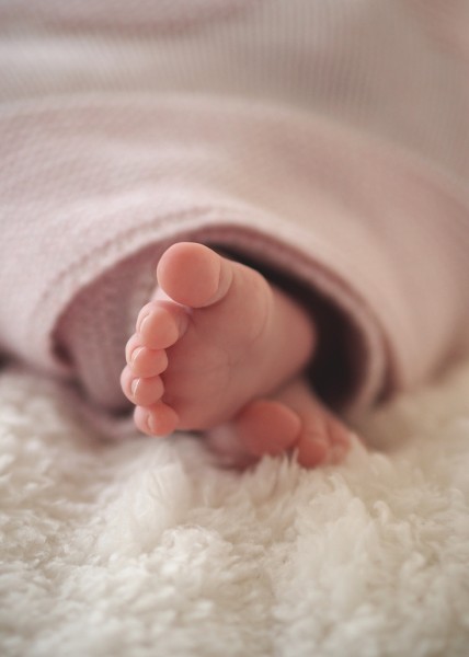 点击大图看下一张：婴儿的小脚丫图片