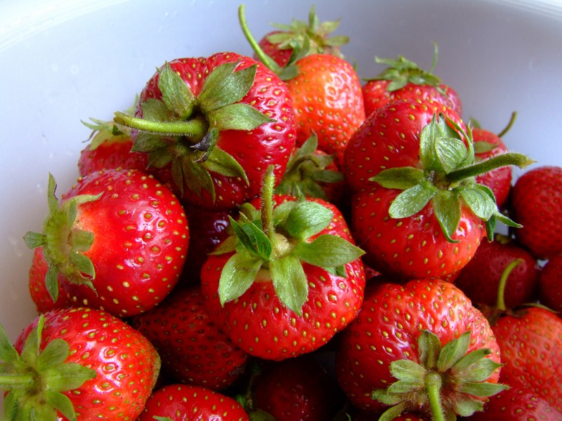 点击大图看下一张：新鲜草莓图片