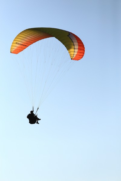 点击大图看下一张：惊险刺激的滑翔伞运动图片