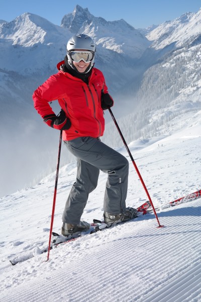 点击大图看下一张：户外滑雪运动图片