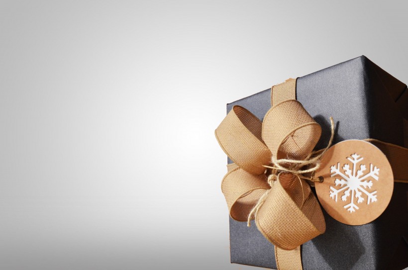 点击大图看下一张：打着蝴蝶结的礼物盒图片