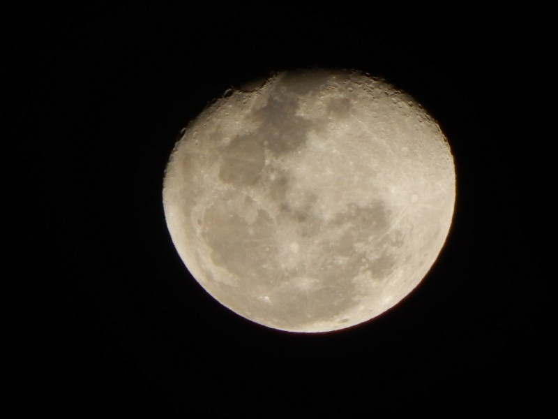点击大图看下一张：夜空中的月亮图片