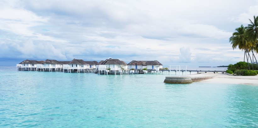 点击大图看下一张：马尔代夫海边房屋风景图片