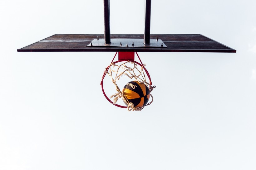 点击大图看下一张：篮球场上的篮球框图片