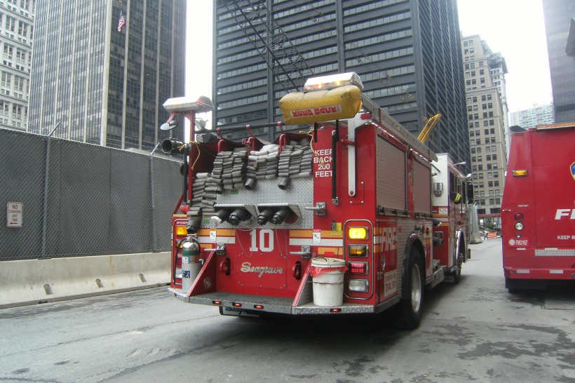点击大图看下一张：紧急救火的消防车图片