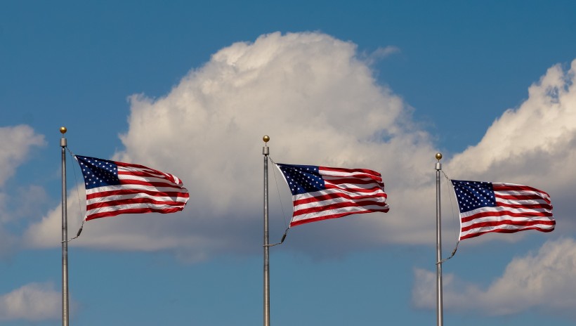 点击大图看下一张：旗杆上的飘扬的美国国旗图片