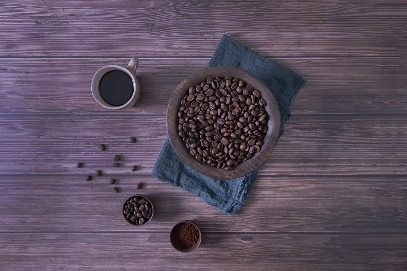 点击大图看下一张：现磨咖啡和咖啡豆图片