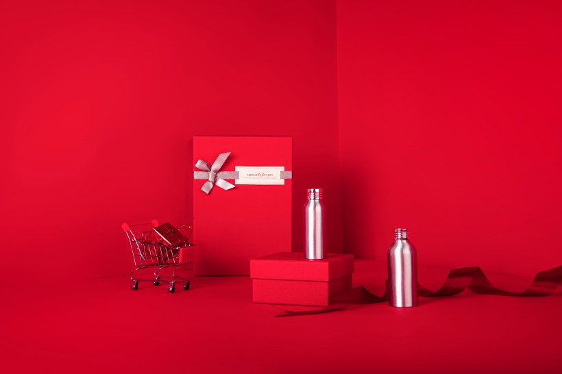 点击大图看下一张：喜庆的红色礼品盒图片