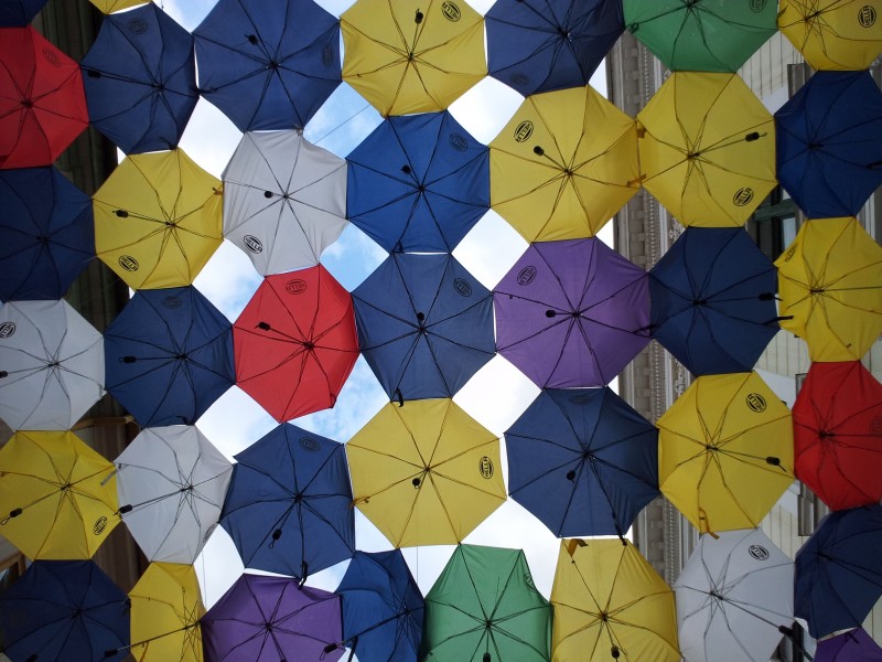 点击大图看下一张：雨伞长廊图片