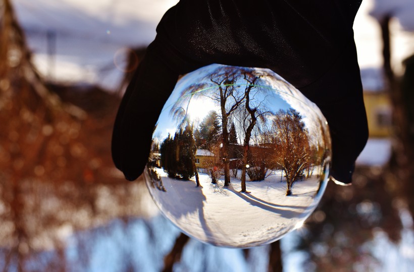 点击大图看下一张：光滑漂亮的水晶球图片