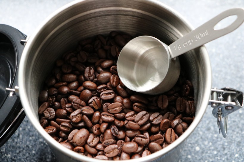 点击大图看下一张：容器里的咖啡豆图片
