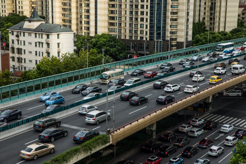 点击大图看下一张：拥堵的城市交通图片