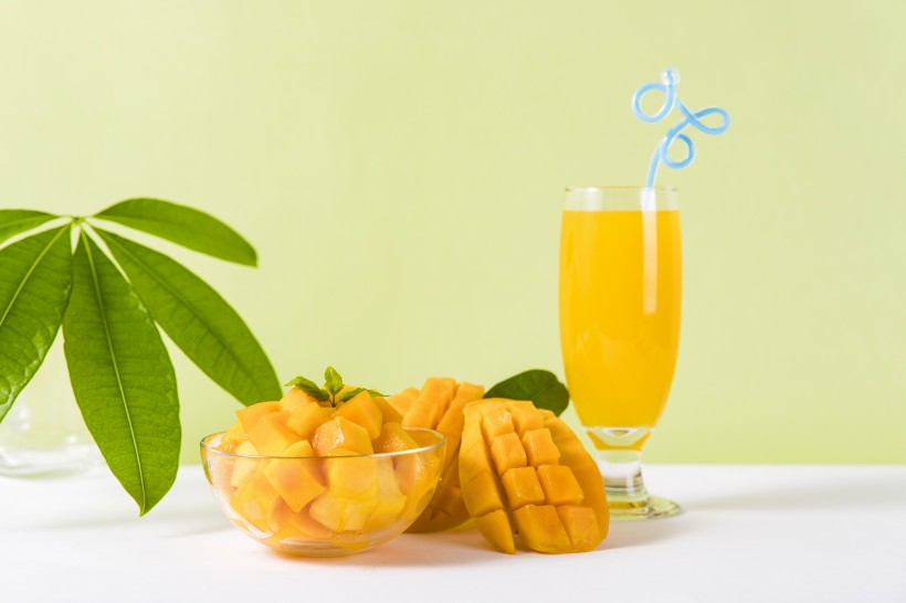 点击大图看下一张：切块的芒果和鲜榨芒果汁图片