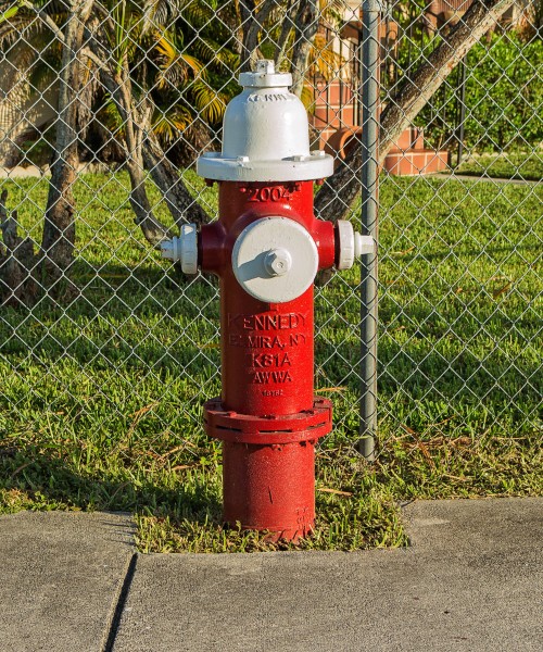 点击大图看下一张：路面上的消防栓图片