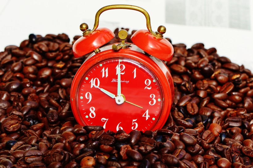 点击大图看下一张：红色闹钟和咖啡豆放在一起图片