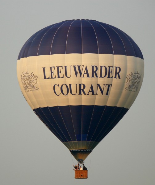 点击大图看下一张：高空中的热气球图片