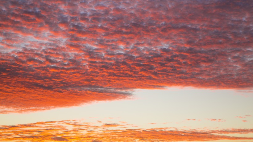 点击大图看下一张：傍晚的彩云图片