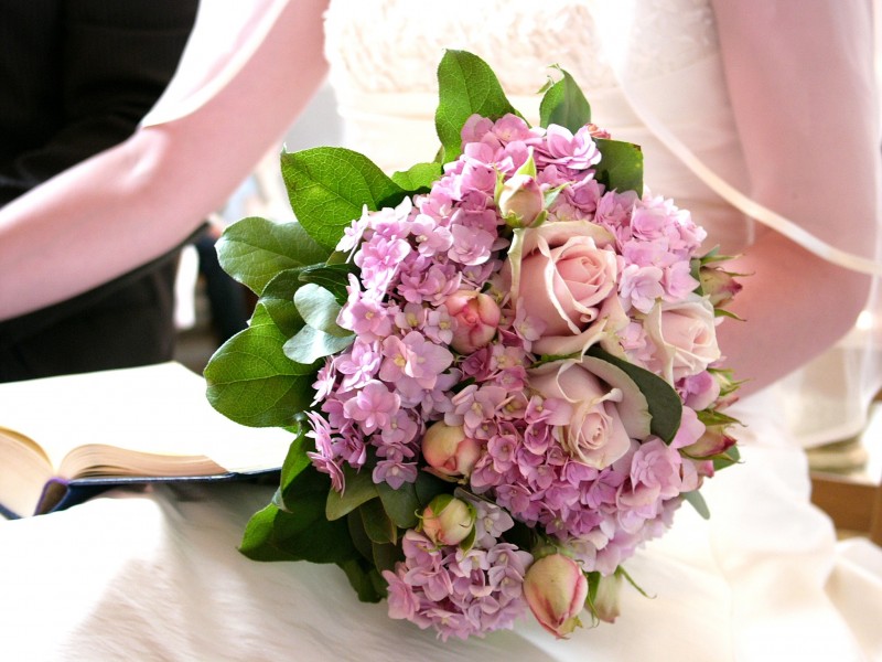点击大图看下一张：新娘手中的鲜花图片