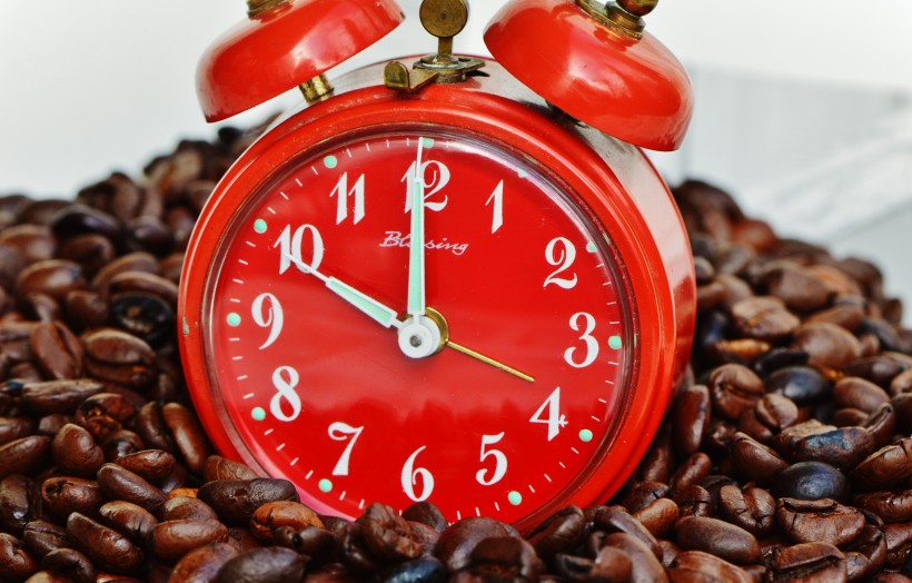 点击大图看下一张：红色闹钟和咖啡豆放在一起图片