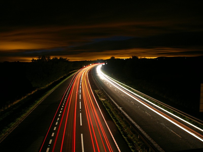 点击大图看下一张：夜晚的公路图片