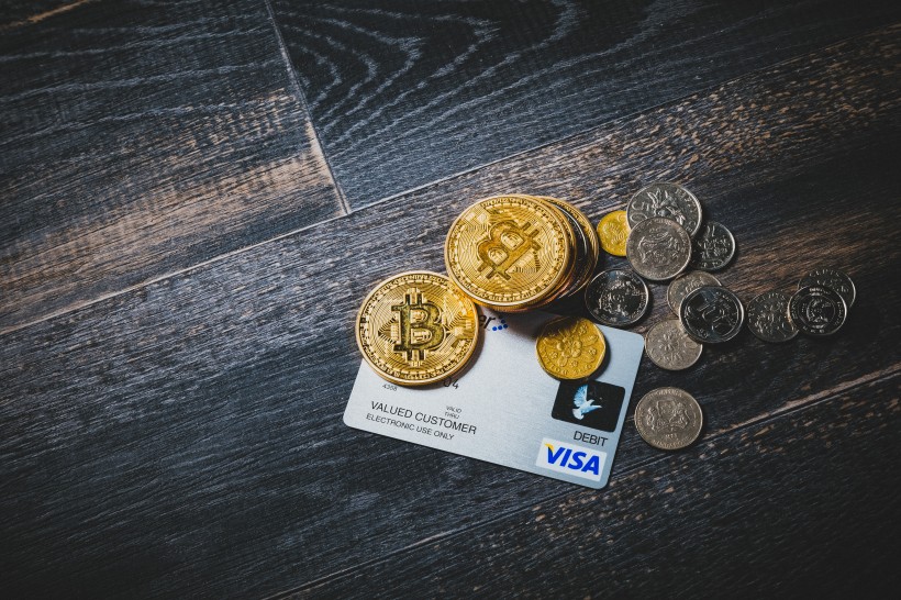 点击大图看下一张：虚拟货币和硬币还有信用卡放在一起图片