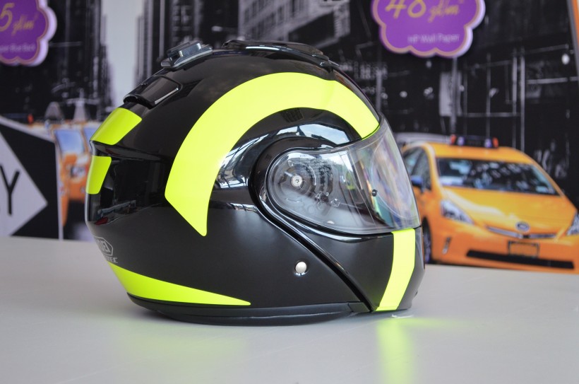 点击大图看下一张：炫酷的摩托车头盔图片