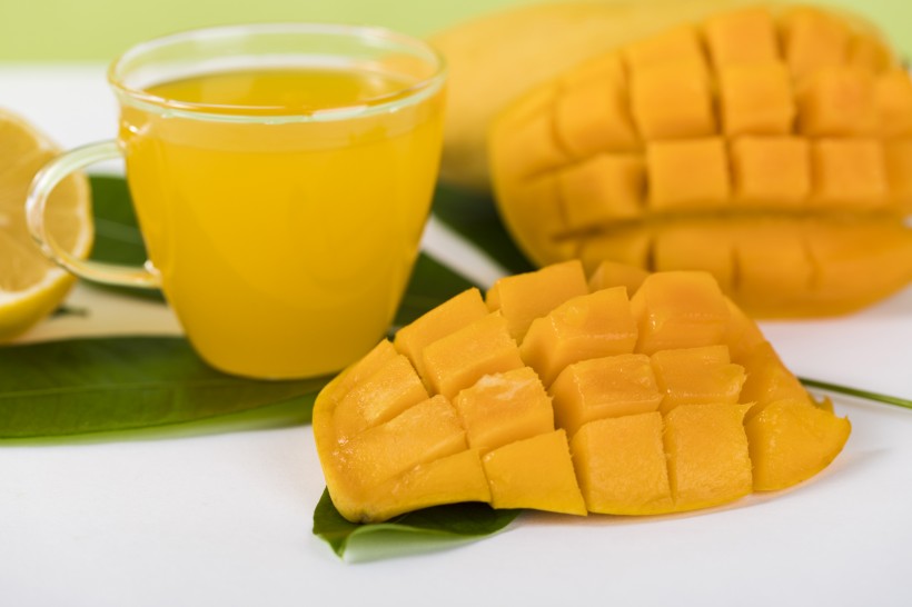 点击大图看下一张：切块的芒果和鲜榨芒果汁图片