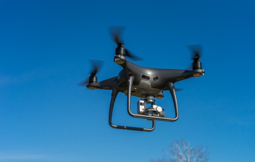 点击大图看下一张：低空飞行的四轴遥控无人机图片